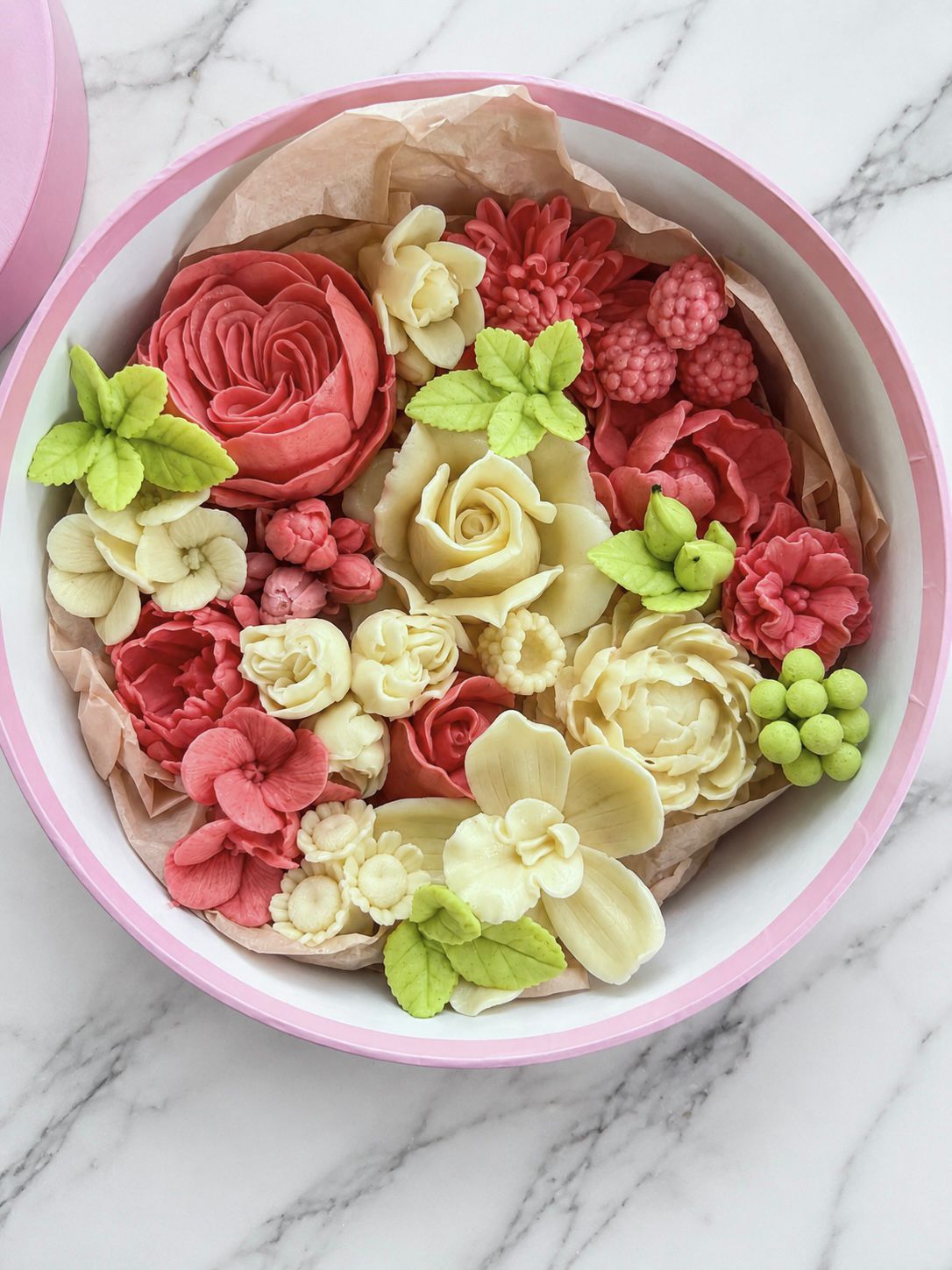 Coral Garden Round Box cutie rotundă cu trandafiri coral din bezea